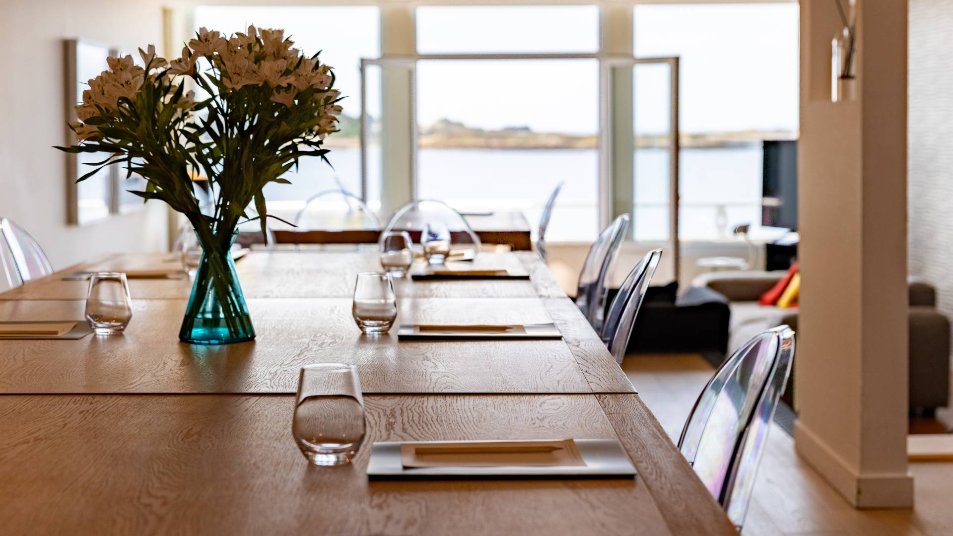 salle à manger avec décoration florale - seminaire bretagne