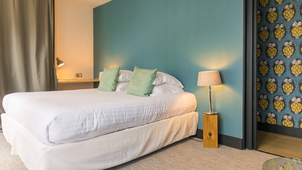 schlafzimmer mit blaugrünen wänden und moderner dekoration - hotel luxe bretagne