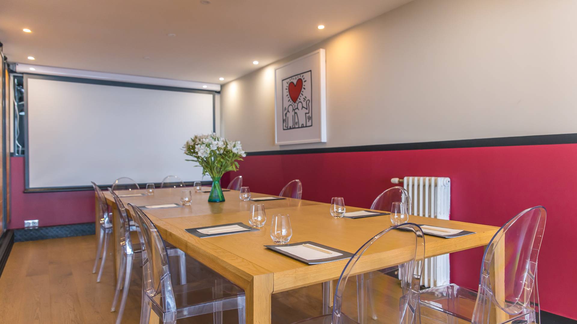 salle réunion avec mur rouge et décoration art moderne - seminaire bretagne