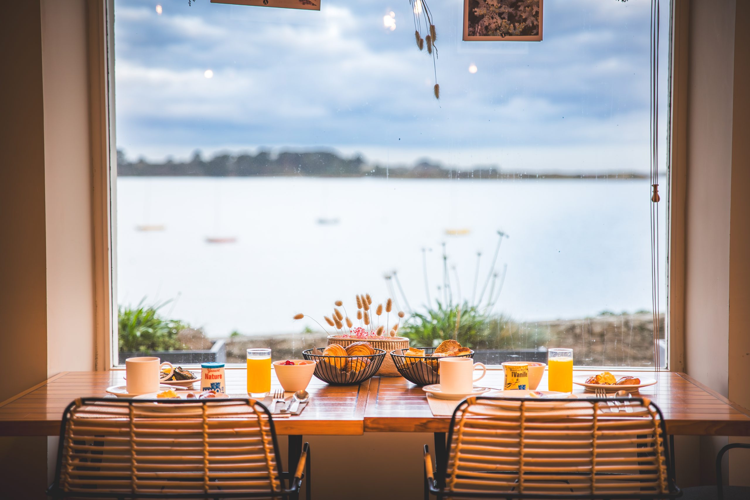 table de café avec vue panoramique sur le littoral - restaurant landeda