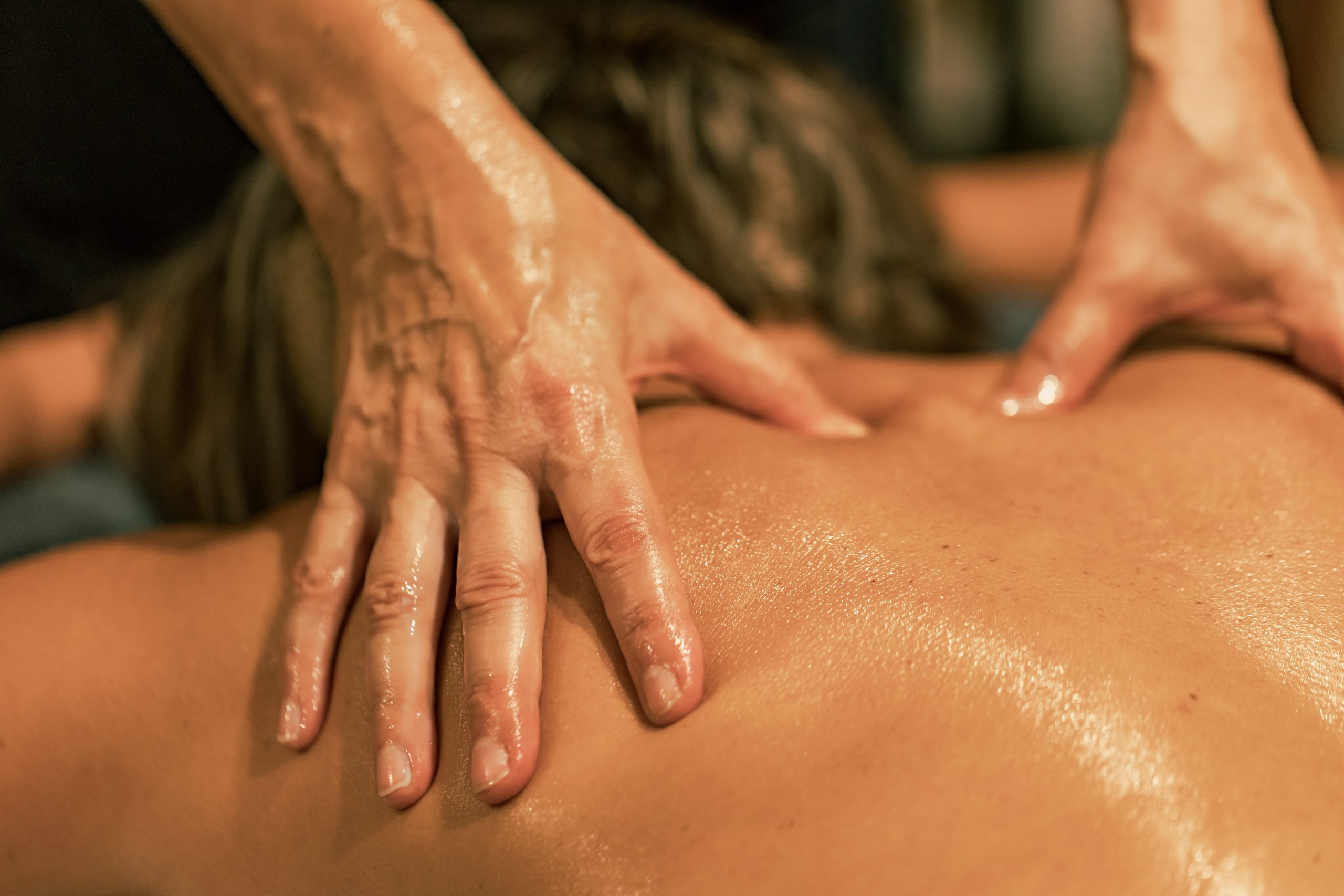 massage dans le dos - hotel spa finistere