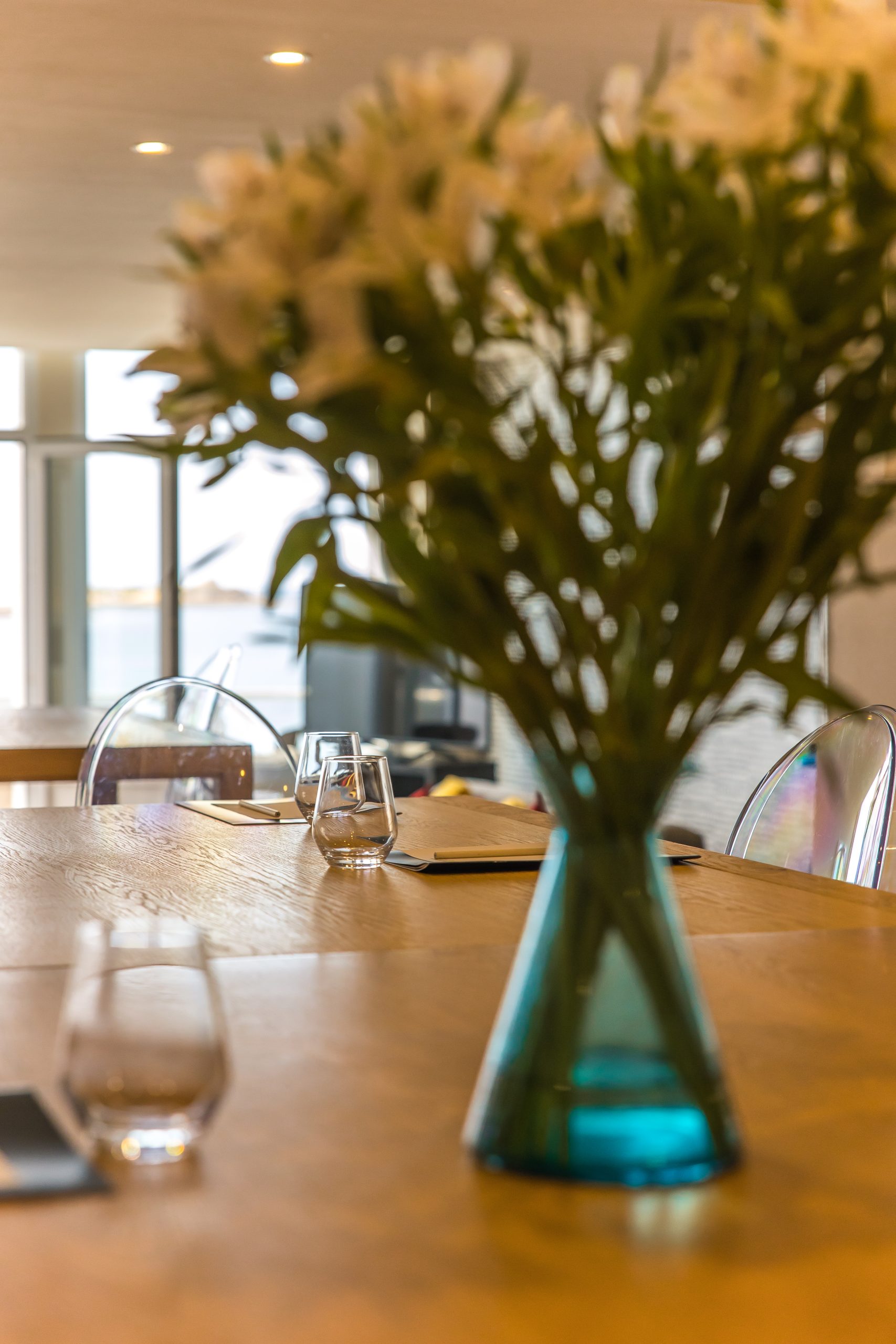 gedeckter tisch mit blumenvase und blick aus dem fenster - seminar bretagne