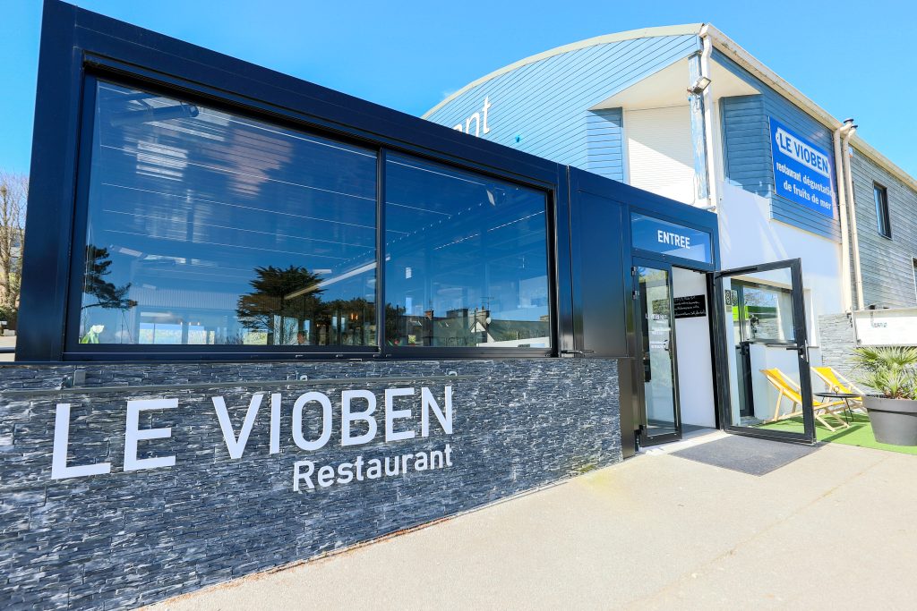 Restaurant Landeda: Discover the Baie des Anges experience Vioben April 2022 12 entrance to restaurant le vioben - restaurant landeda