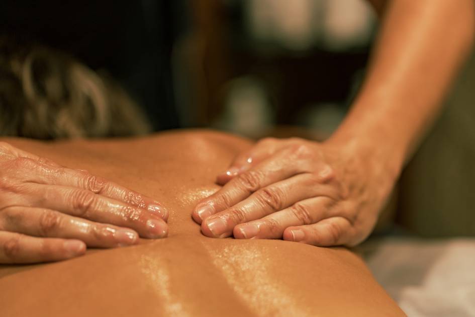 massage du dos d'une femme - hotel spa finistere